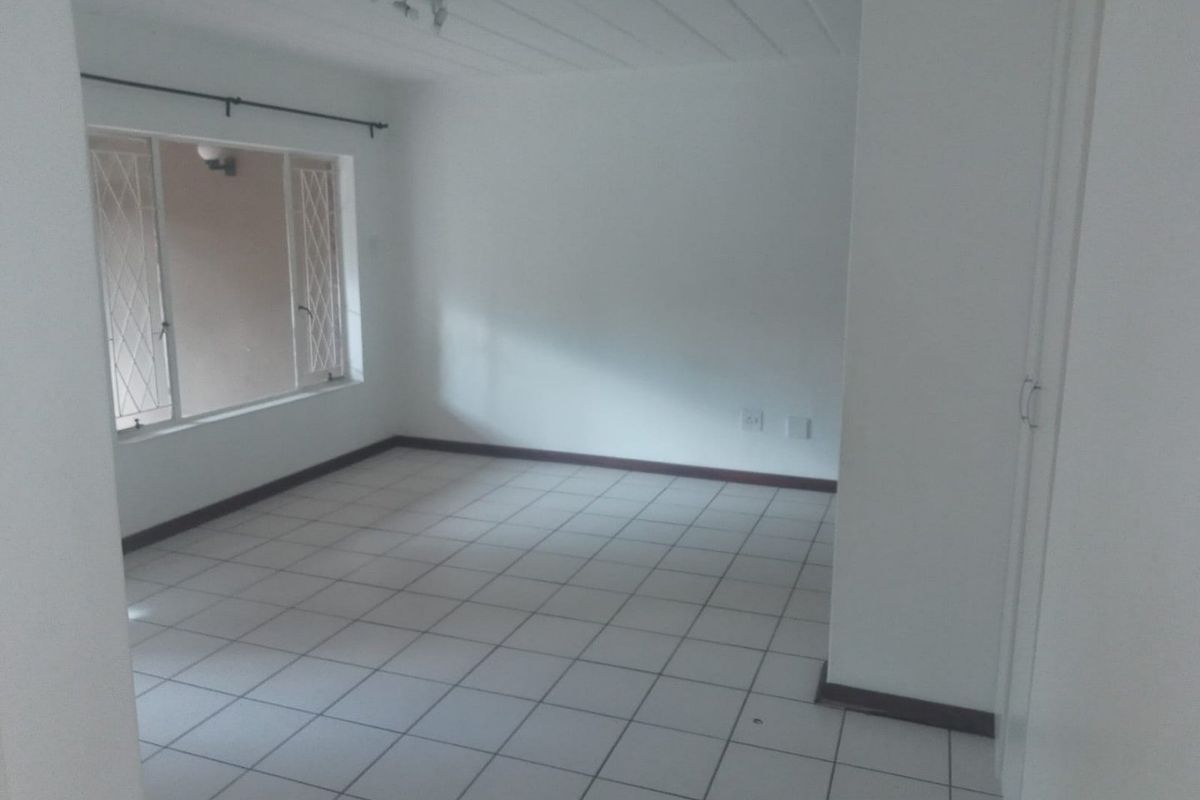Stunning 2 bed 2 Bath Unit in Eden Glen  - Photo 5