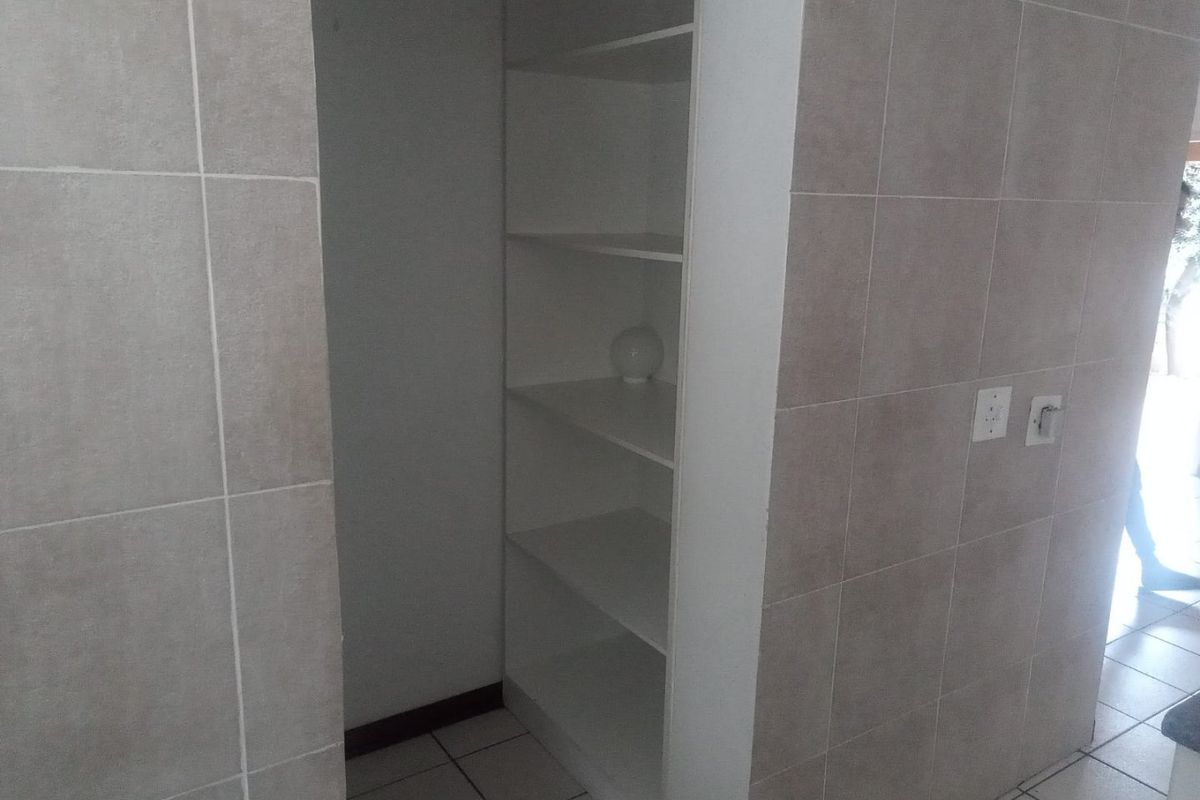 Stunning 2 bed 2 Bath Unit in Eden Glen  - Photo 4