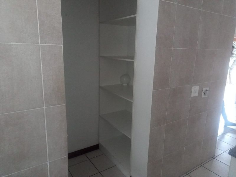 Stunning 2 bed 2 Bath Unit in Eden Glen  - Photo 4