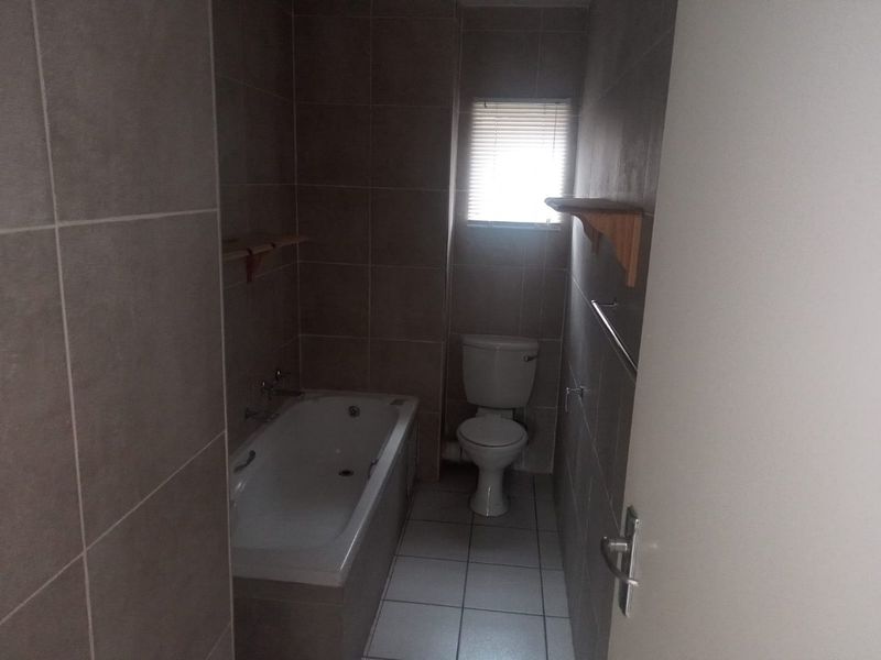 Stunning 2 bed 2 Bath Unit in Eden Glen  - Photo 10