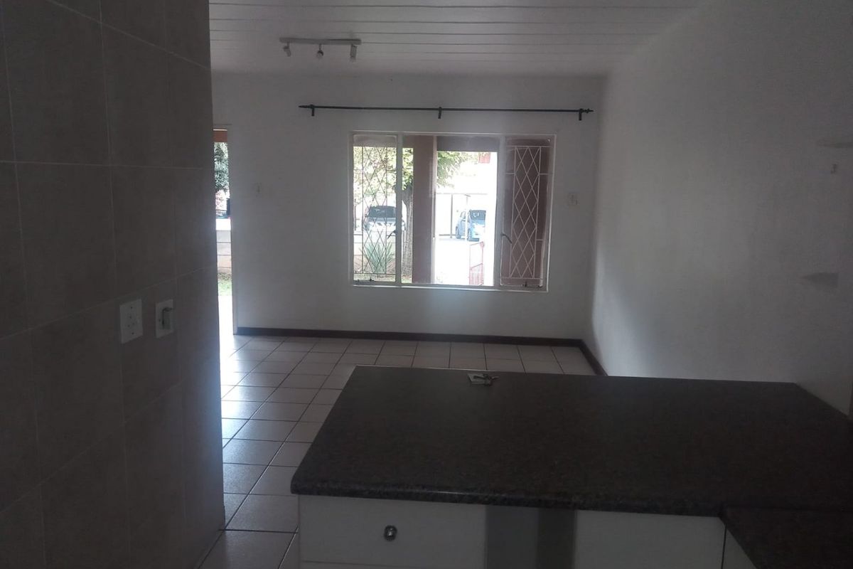 Stunning 2 bed 2 Bath Unit in Eden Glen  - Photo 2