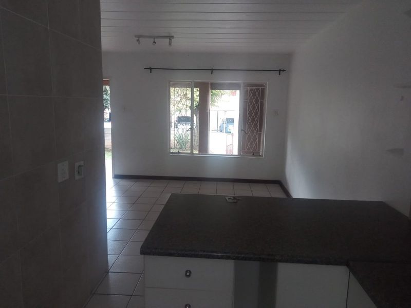 Stunning 2 bed 2 Bath Unit in Eden Glen  - Photo 2