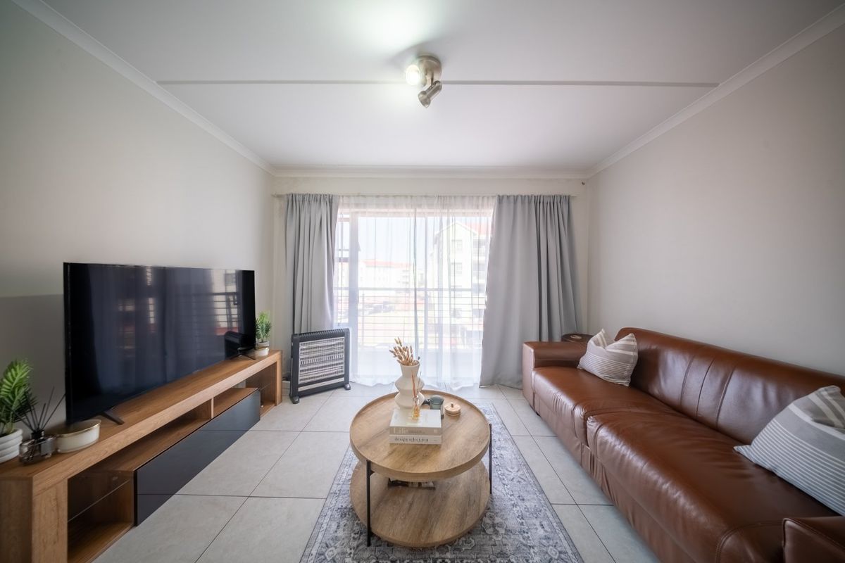 Stylish 1 Bedroom Apartment in Secure Red Ivory Lane, Modderfontein - Photo 3