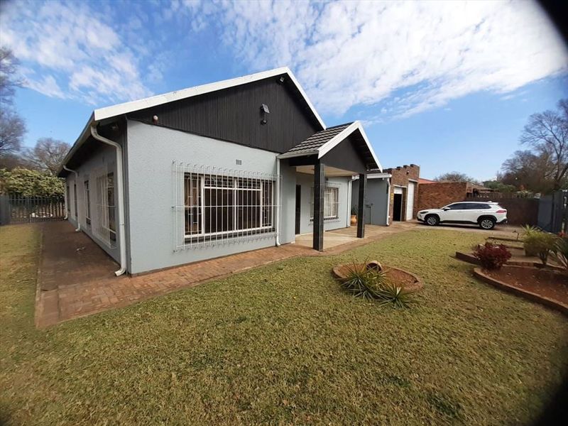 Spacious Family Home with Exceptional Features - Photo 3