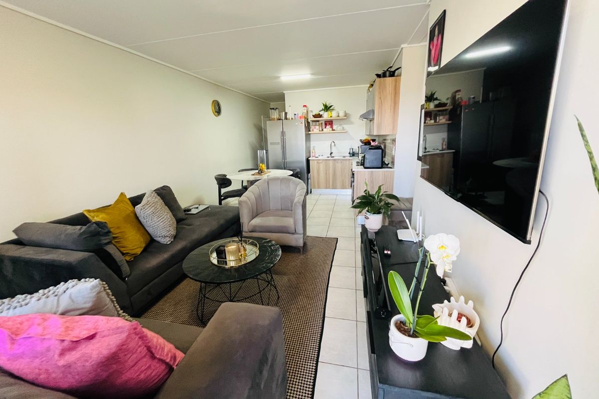 3 bedroom and two bath apartment for rent in Linbro Park - Photo 3