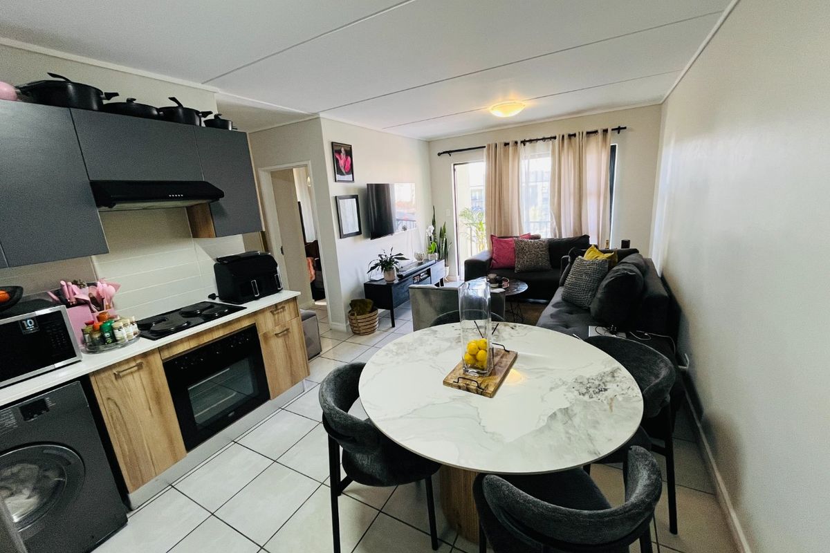 3 bedroom and two bath apartment for rent in Linbro Park - Photo 4