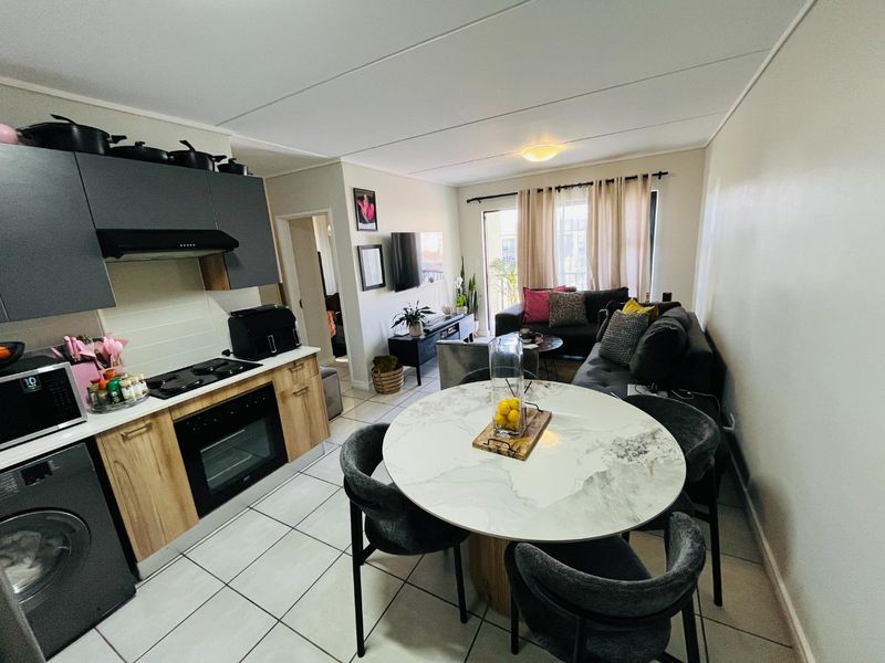 3 bedroom and two bath apartment for rent in Linbro Park - Photo 4