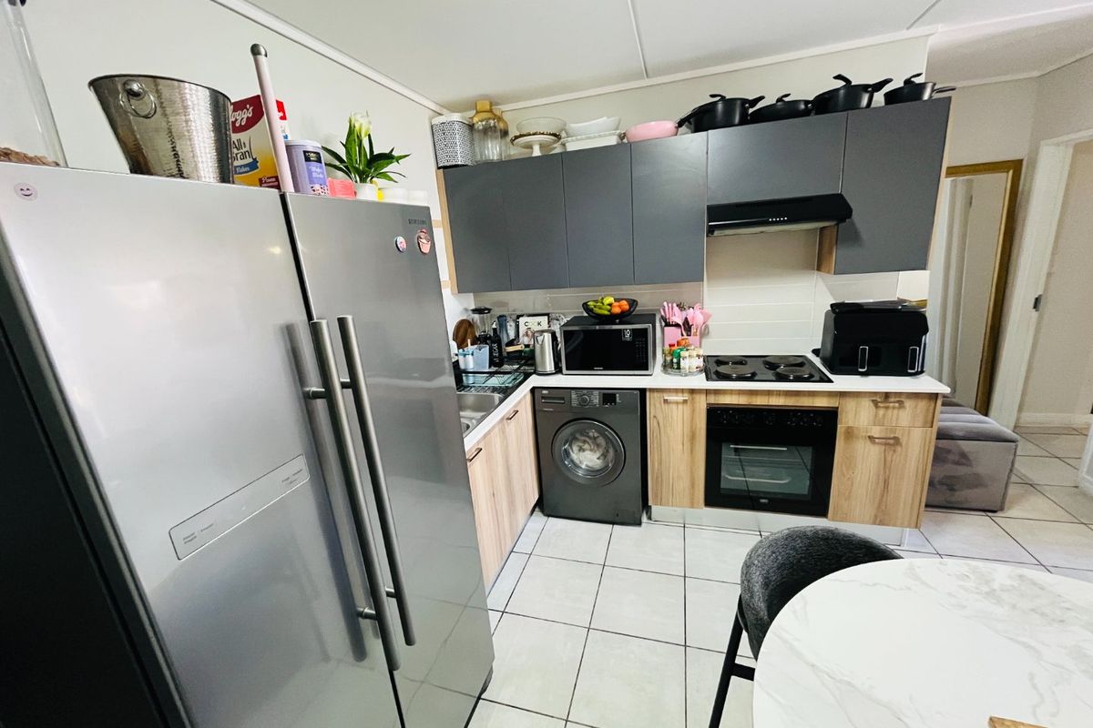 3 bedroom and two bath apartment for rent in Linbro Park - Photo 2