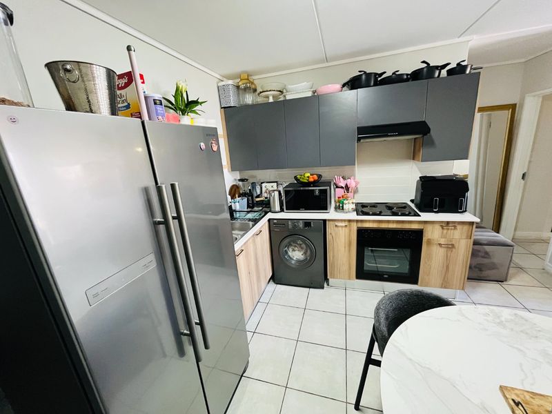 3 bedroom and two bath apartment for rent in Linbro Park - Photo 2