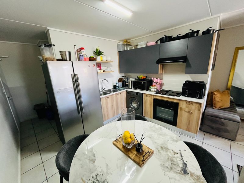 3 bedroom and two bath apartment for rent in Linbro Park - Photo 1