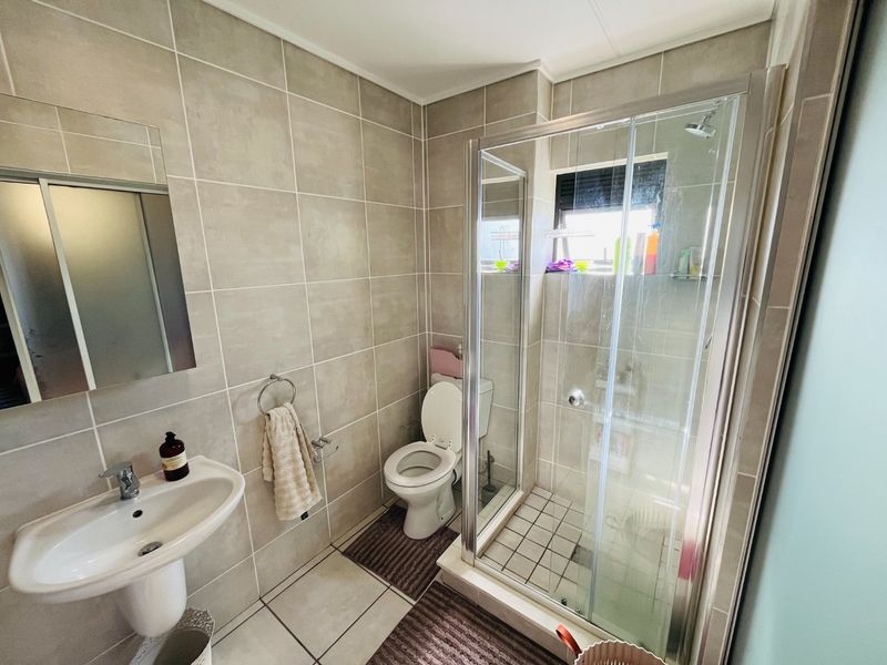 3 bedroom and two bath apartment for rent in Linbro Park - Photo 9
