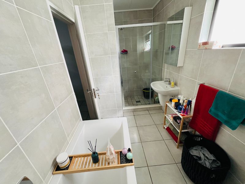 3 bedroom and two bath apartment for rent in Linbro Park - Photo 8
