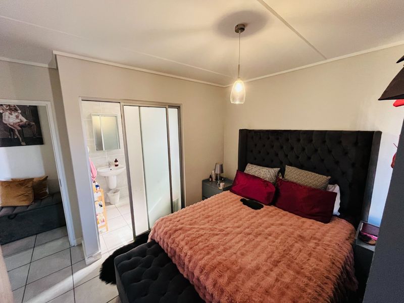 3 bedroom and two bath apartment for rent in Linbro Park - Photo 7