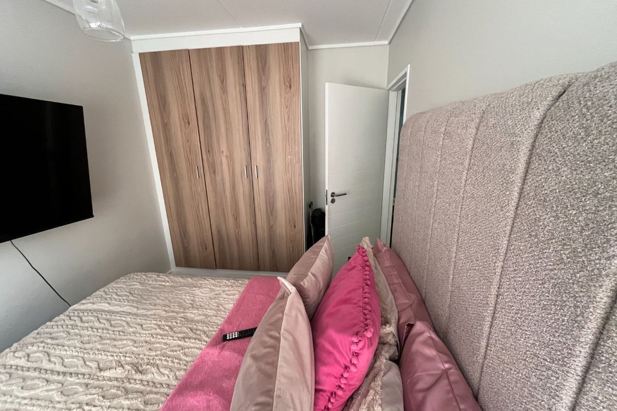 3 bedroom and two bath apartment for rent in Linbro Park - Photo 5