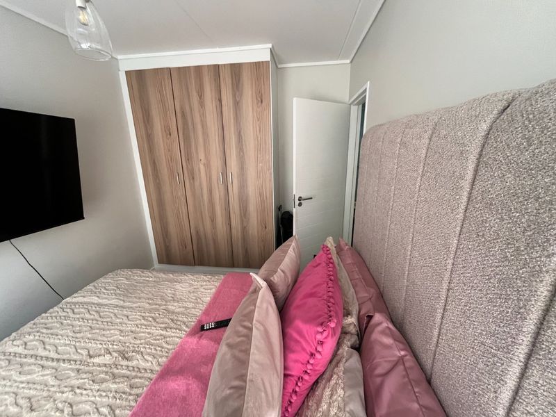 3 bedroom and two bath apartment for rent in Linbro Park - Photo 5