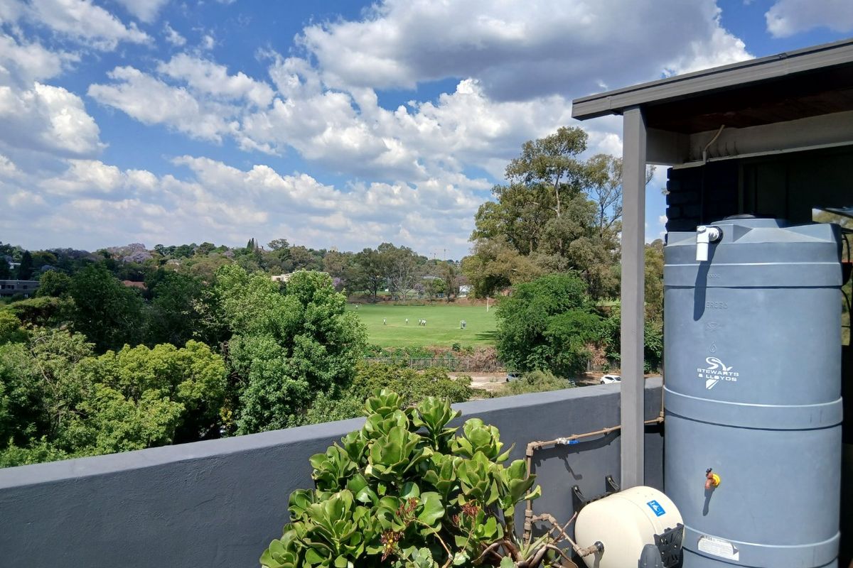 Stunning Best Joburg Capturing Views- Rooftop Penthouse 2 bed 2 bath Fully Furnished with Solar and Water Tanks, Uncapped Wifi, House-keeping at the Famous 44 Stanley Street- Acoustic Grand Piano plus private lift.  - Photo 3