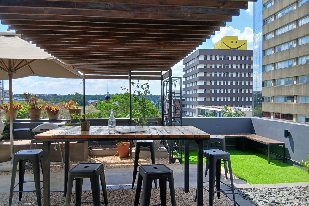 Stunning Best Joburg Capturing Views- Rooftop Penthouse 2 bed 2 bath Fully Furnished with Solar and Water Tanks, Uncapped Wifi, House-keeping at the Famous 44 Stanley Street- Acoustic Grand Piano plus private lift.  - Photo 2