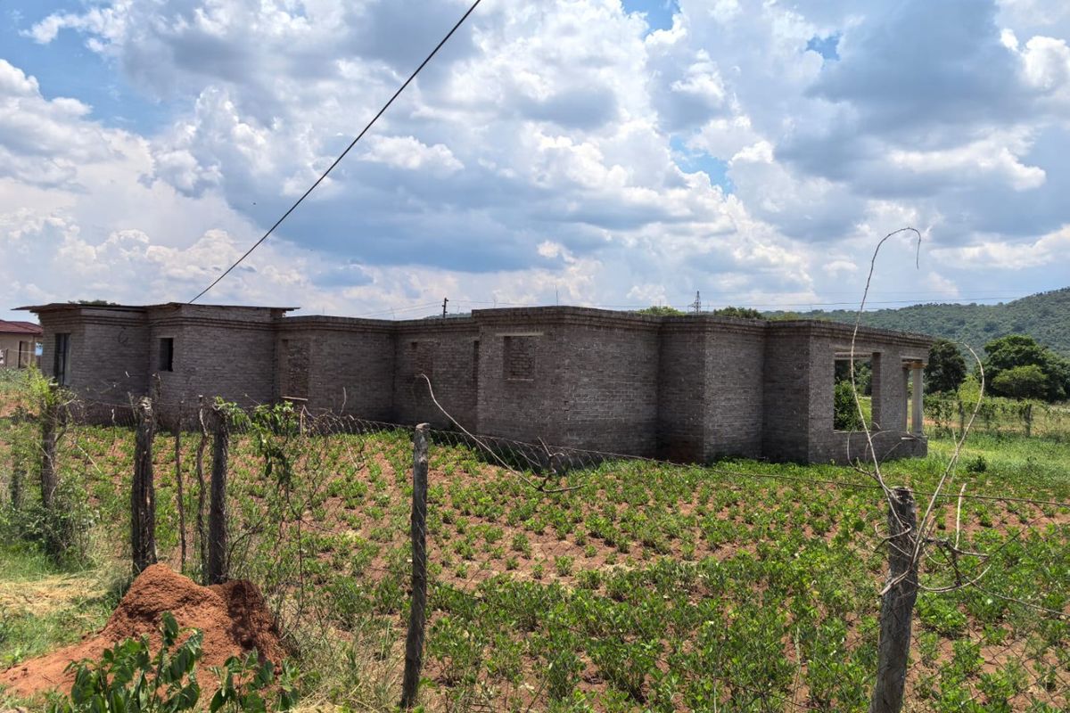Stand with incomplete 5 Bedroom 4 Bathroom house for Sale in Tshaitavha tsha Sambandou - Photo 2