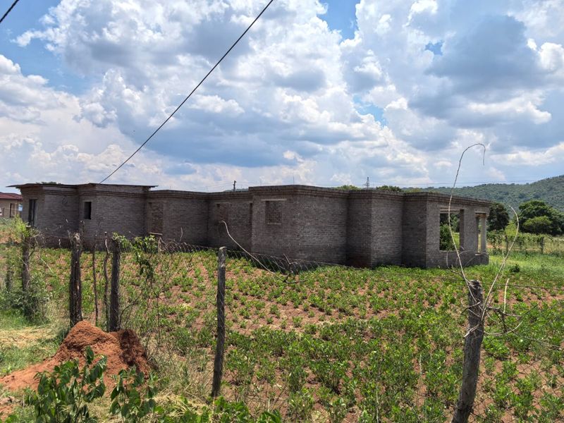 Stand with incomplete 5 Bedroom 4 Bathroom house for Sale in Tshaitavha tsha Sambandou - Photo 2