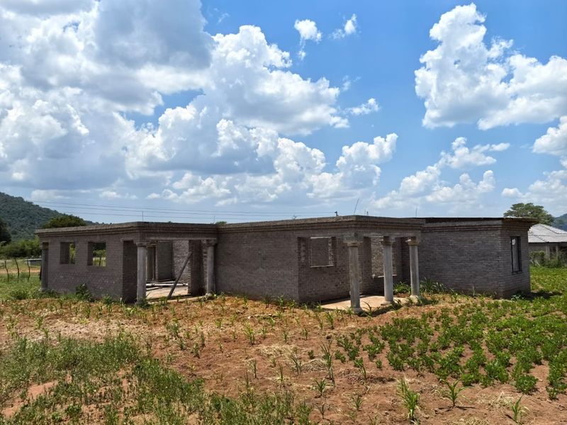 Stand with incomplete 5 Bedroom 4 Bathroom house for Sale in Tshaitavha tsha Sambandou - Photo 10