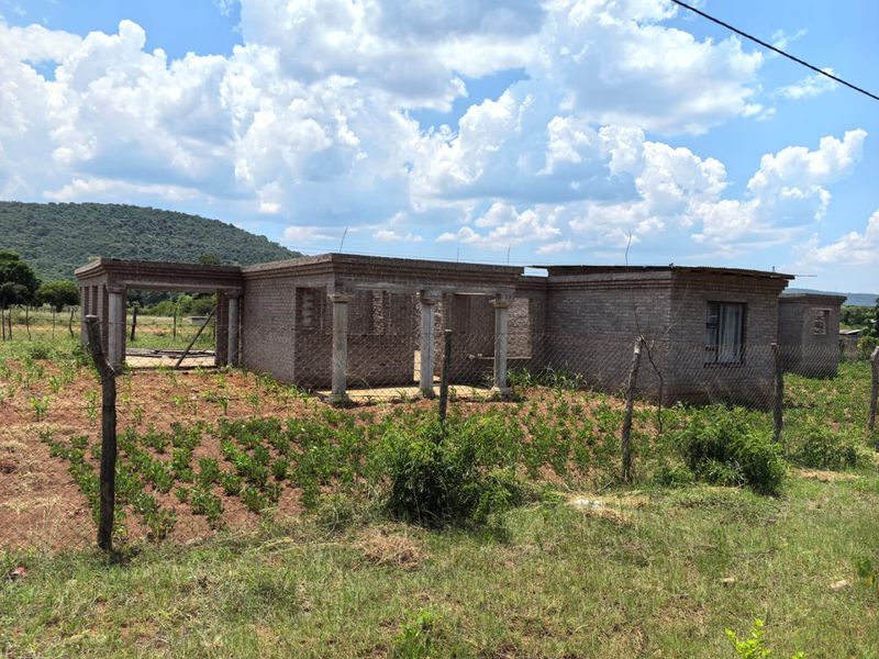 Stand with incomplete 5 Bedroom 4 Bathroom house for Sale in Tshaitavha tsha Sambandou - Photo 9