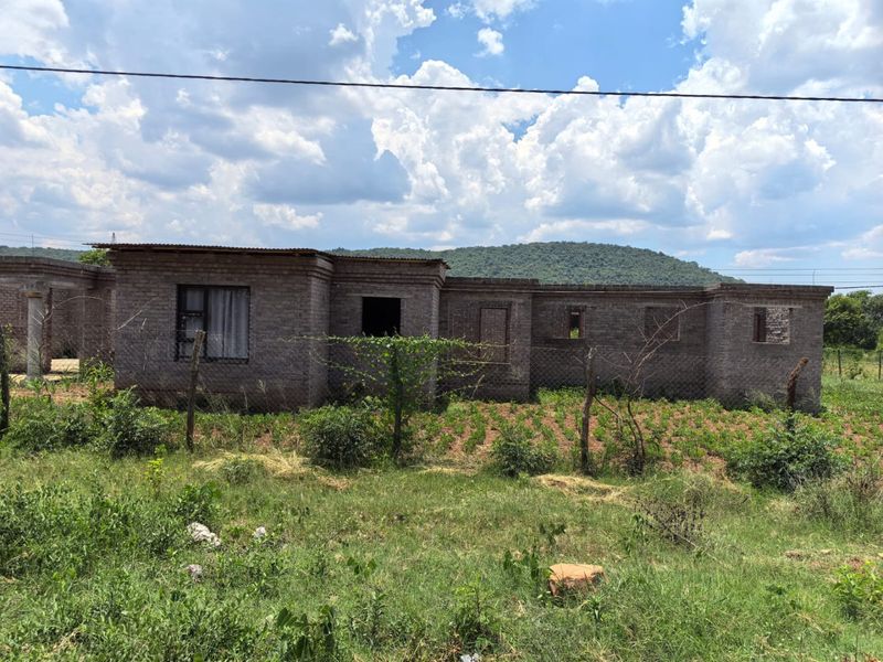 Stand with incomplete 5 Bedroom 4 Bathroom house for Sale in Tshaitavha tsha Sambandou - Photo 8