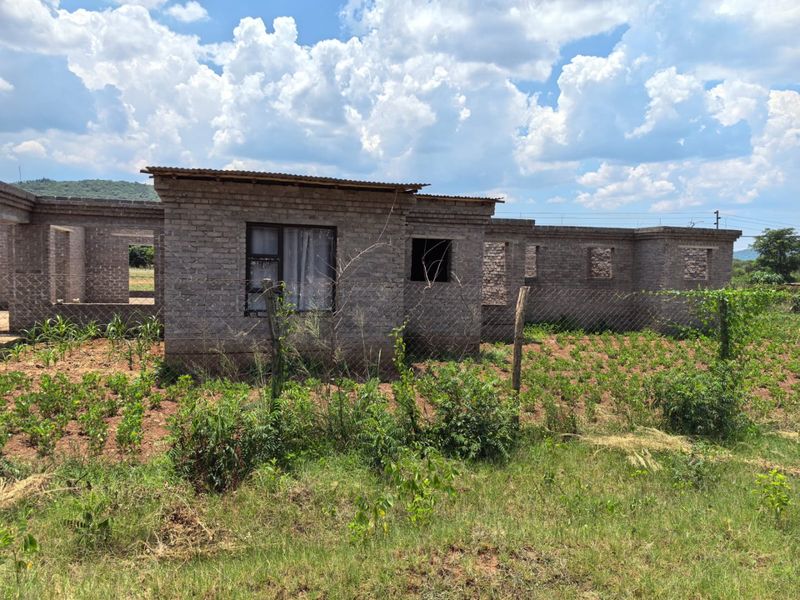 Stand with incomplete 5 Bedroom 4 Bathroom house for Sale in Tshaitavha tsha Sambandou - Photo 6