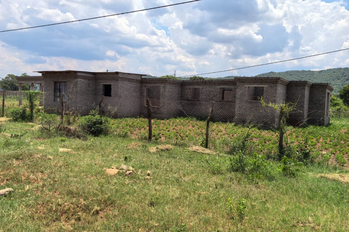 Stand with incomplete 5 Bedroom 4 Bathroom house for Sale in Tshaitavha tsha Sambandou - Photo 4