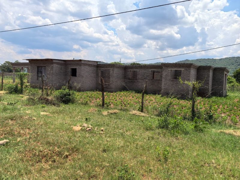 Stand with incomplete 5 Bedroom 4 Bathroom house for Sale in Tshaitavha tsha Sambandou - Photo 4