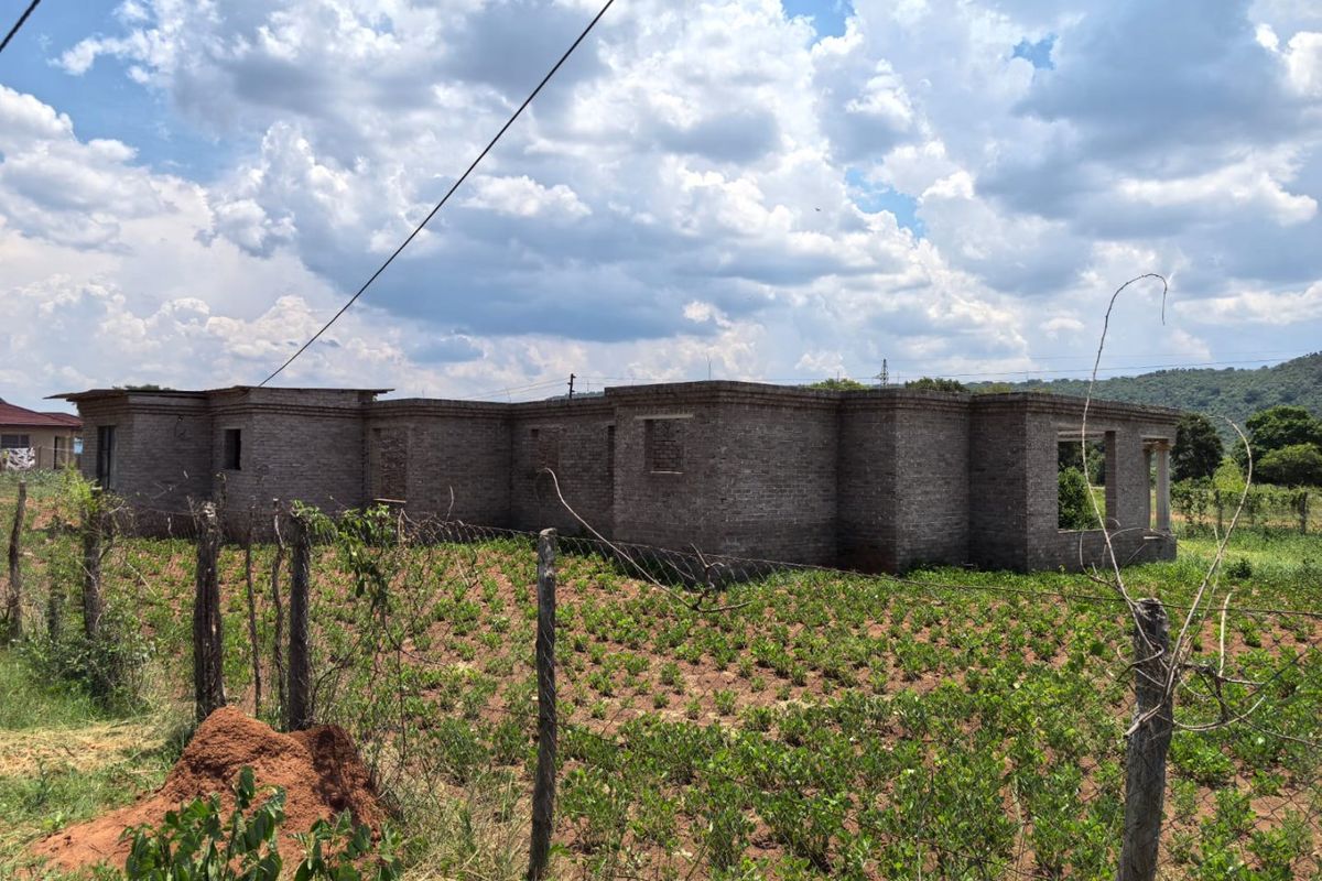 Stand with incomplete 5 Bedroom 4 Bathroom house for Sale in Tshaitavha tsha Sambandou - Photo 3