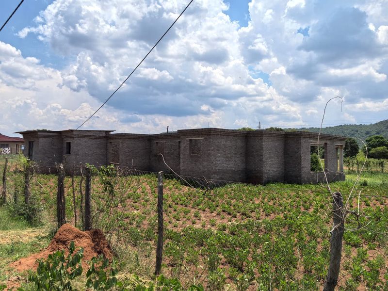 Stand with incomplete 5 Bedroom 4 Bathroom house for Sale in Tshaitavha tsha Sambandou - Photo 3