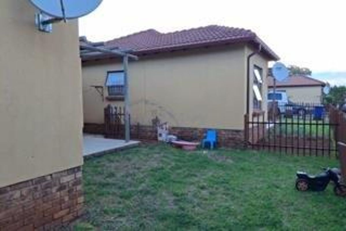 Charming 3 Bed Home in Heatherview Lifestyle - Photo 3