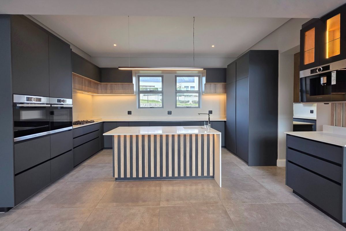 A GOLFER'S DREAM | LUXURY 4 BEDROOM HOME IN KINGSWOOD GOLF ESTATE - Photo 3