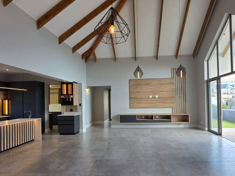 A GOLFER'S DREAM | LUXURY 4 BEDROOM HOME IN KINGSWOOD GOLF ESTATE - Photo 2