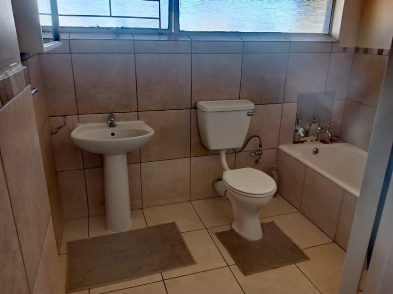 Spacious 3-Bedroom Family Home in a Well-Located Area Close to All Amenities - Photo 9