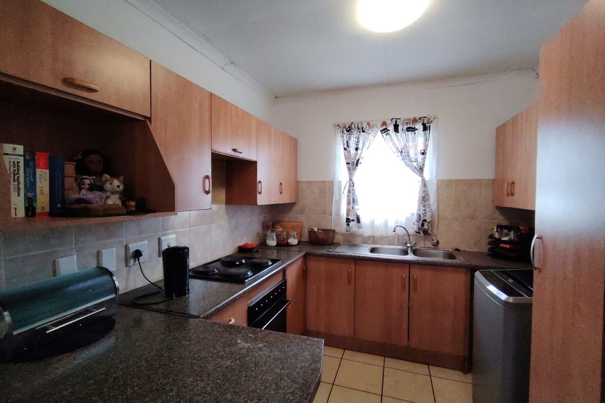 3 Bedroom Townhouse in Goshawk Crescent Parklands Estate - Photo 4