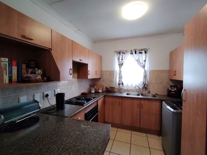 3 Bedroom Townhouse in Goshawk Crescent Parklands Estate - Photo 4