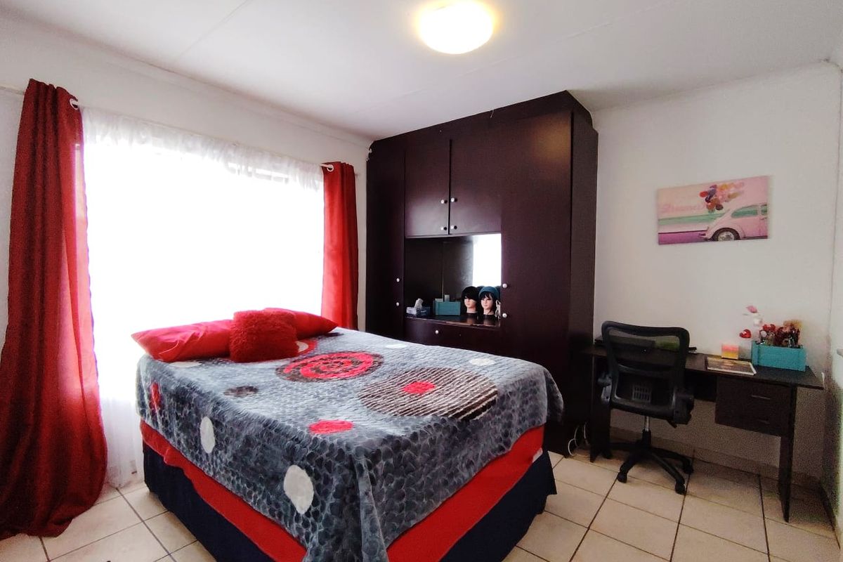 3 Bedroom Townhouse in Goshawk Crescent Parklands Estate - Photo 5