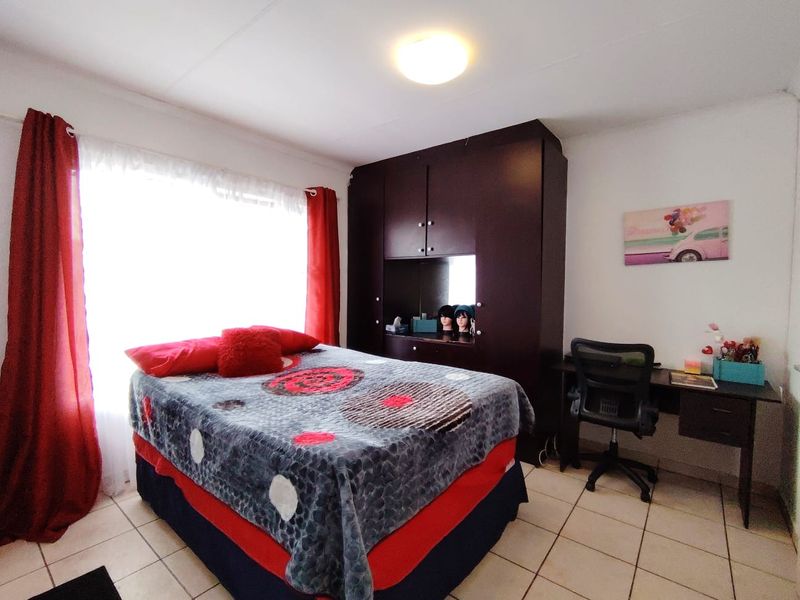 3 Bedroom Townhouse in Goshawk Crescent Parklands Estate - Photo 5