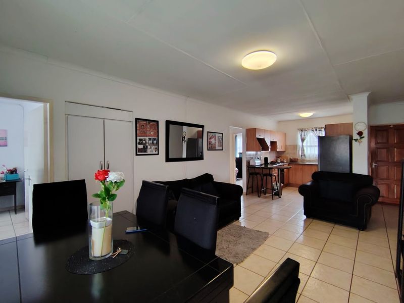 3 Bedroom Townhouse in Goshawk Crescent Parklands Estate - Photo 1