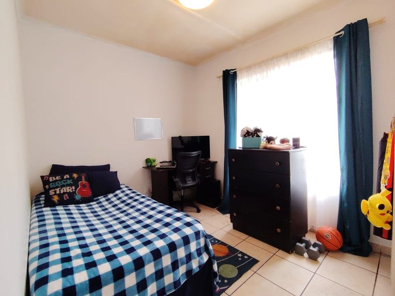 3 Bedroom Townhouse in Goshawk Crescent Parklands Estate - Photo 7
