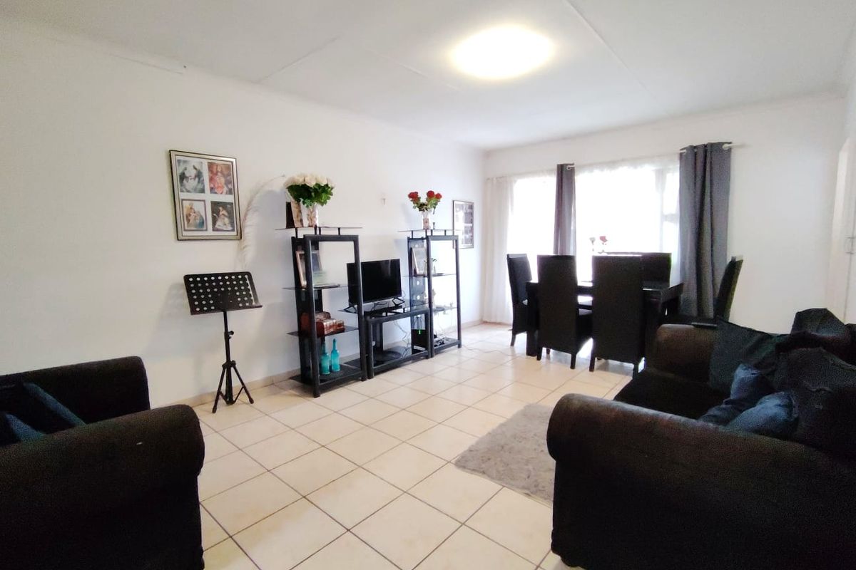 3 Bedroom Townhouse in Goshawk Crescent Parklands Estate - Photo 3