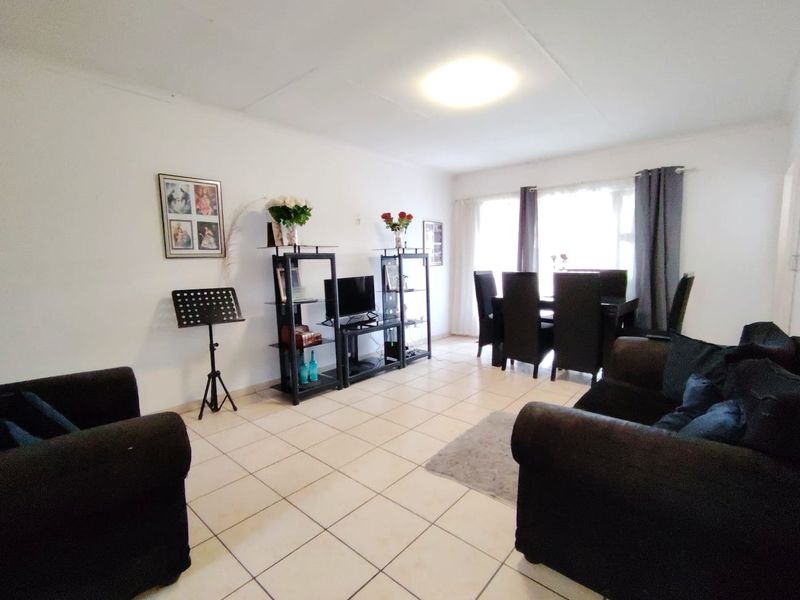 3 Bedroom Townhouse in Goshawk Crescent Parklands Estate - Photo 3