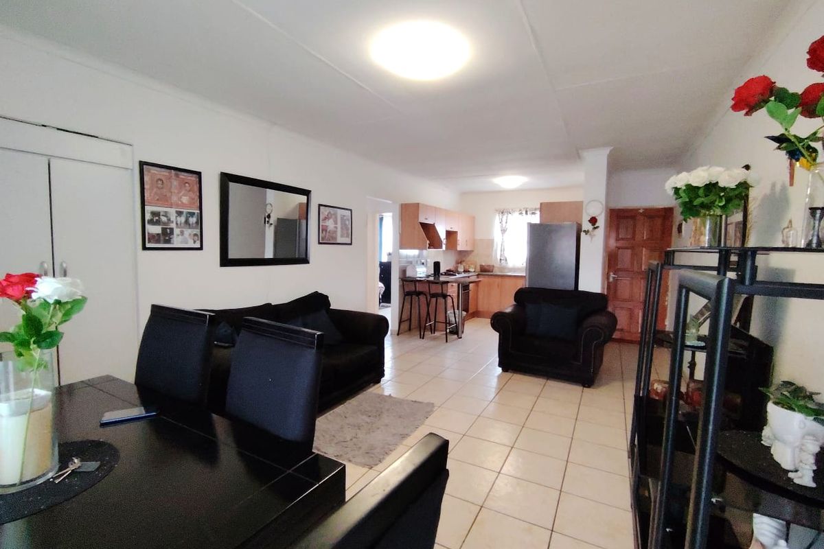 3 Bedroom Townhouse in Goshawk Crescent Parklands Estate - Photo 2