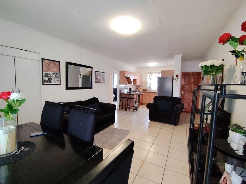 3 Bedroom Townhouse in Goshawk Crescent Parklands Estate - Photo 2