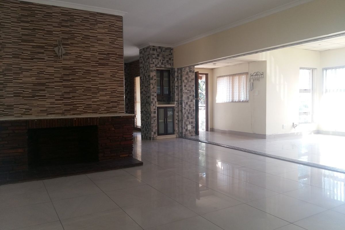Stunning 3 Bed, 2 Bath Pet Friendly Home in Westville  - Photo 4