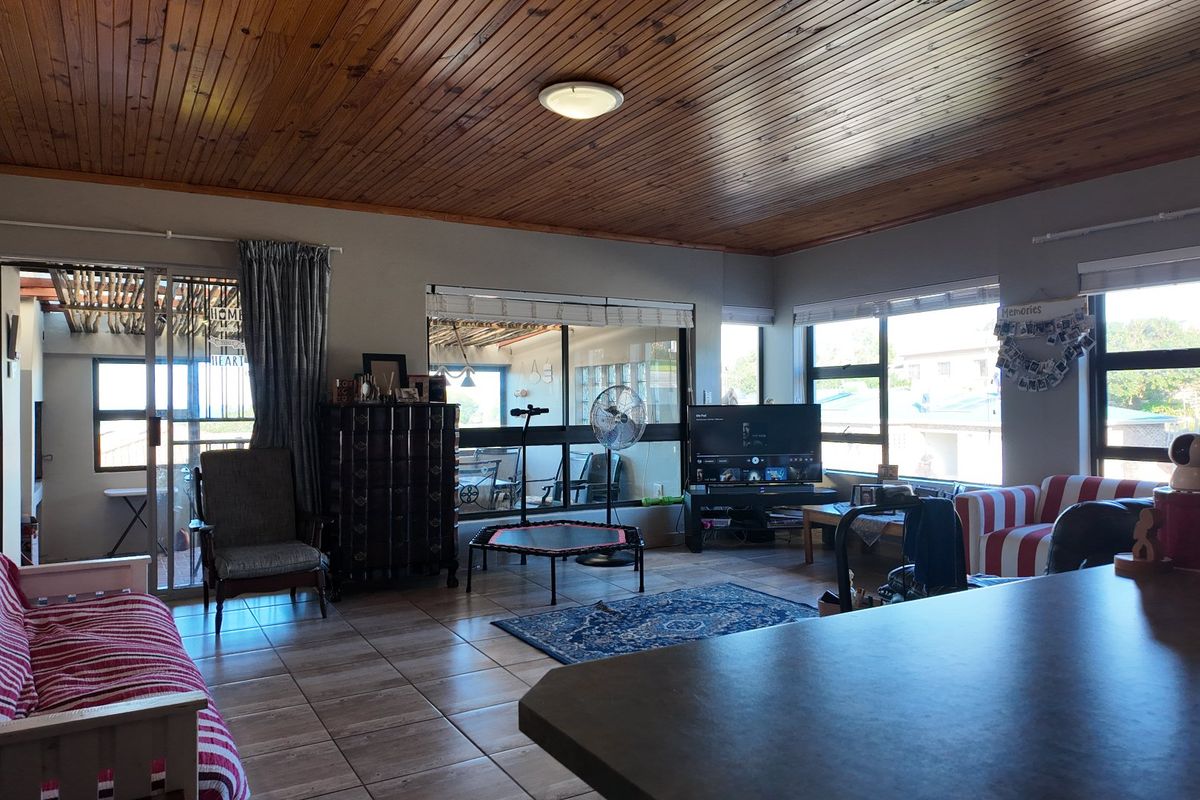 Beautiful three bedroom house in Still Bay West - Photo 5