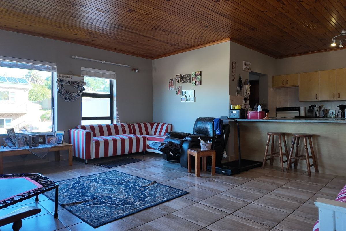 Beautiful three bedroom house in Still Bay West - Photo 4