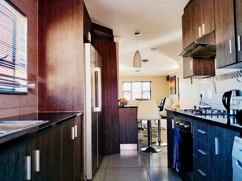 3 bedroom 2 bathroom Home in Amberfield Valley - Photo 3