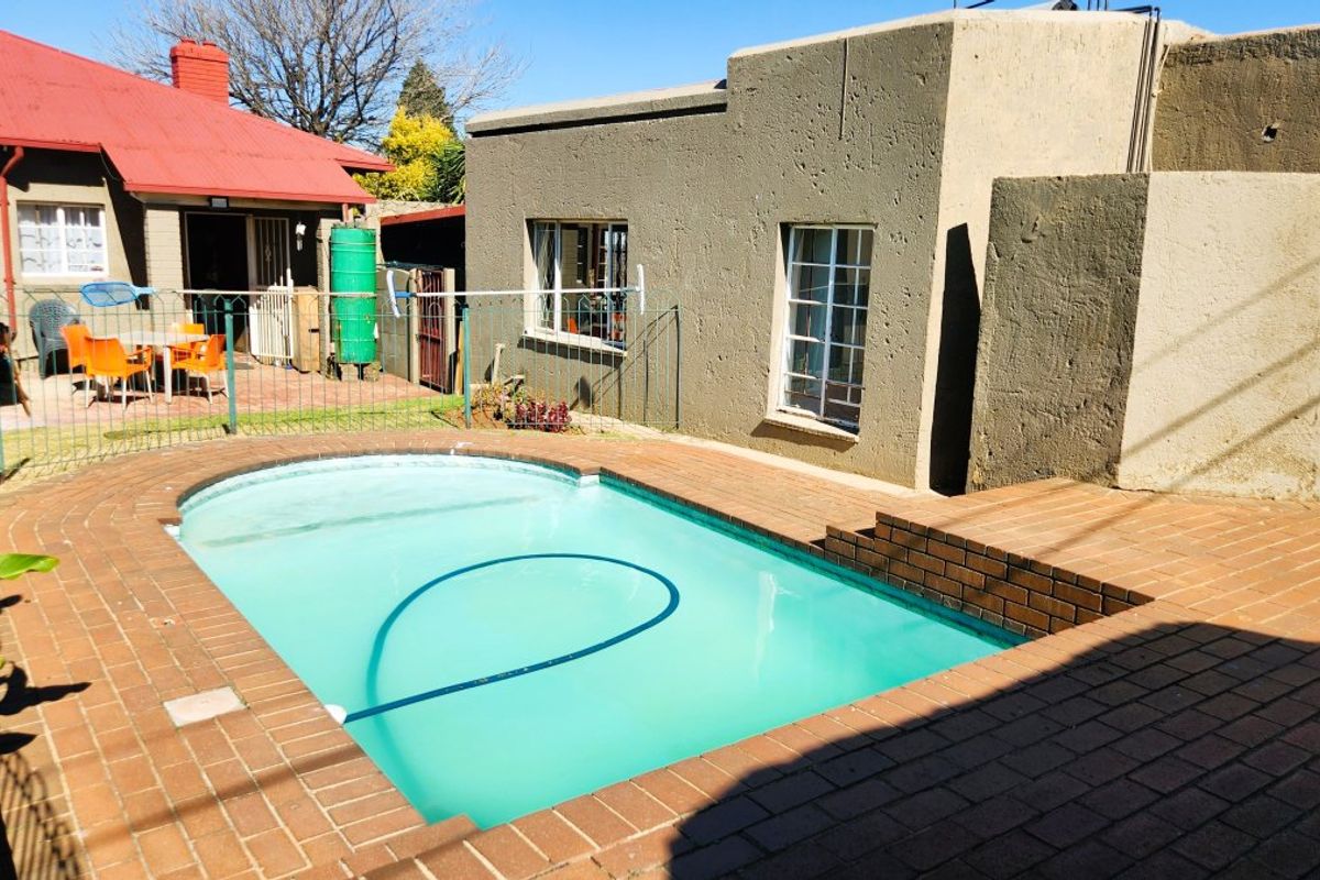 CHARMING FAMILY HOME WITH INCOME-GENERATING FLATLET & SPARKLING POOL! - Photo 2